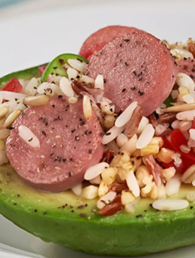 Aguacate relleno de arroz integral y salchicha de pavo